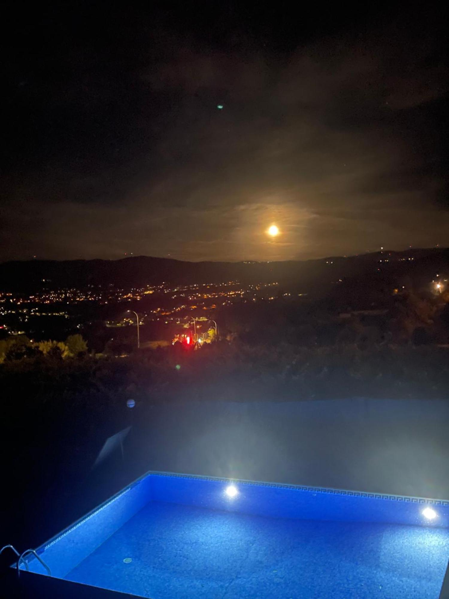Casa Con Piscina En Vigo * Arbo